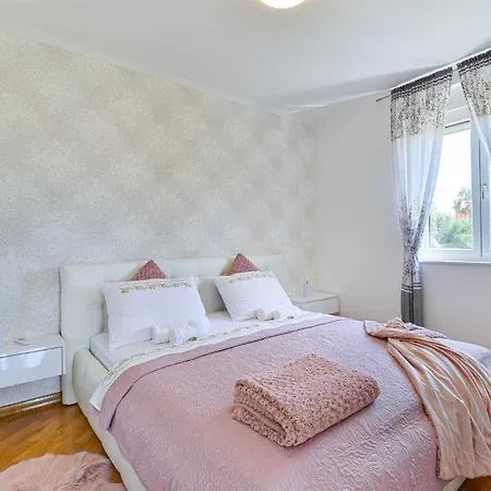 Apartment Laudato Xxl Deluxe Turanj